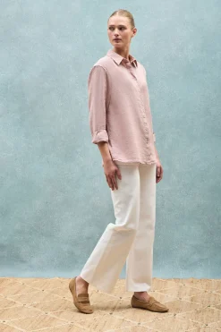 Camisa rosa taupe garment dye de lino con monograma bordado