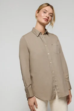 Camisa Simona color camel con monograma bordado PC