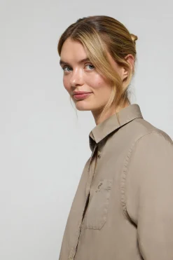 Camisa Simona color camel con monograma bordado PC
