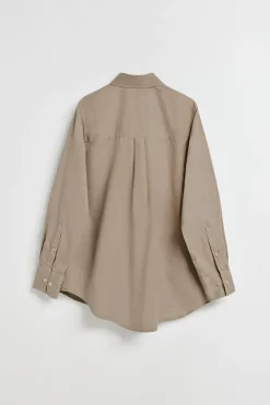Camisa Simona color camel con monograma bordado PC