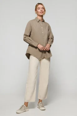 Camisa Simona color camel con monograma bordado PC