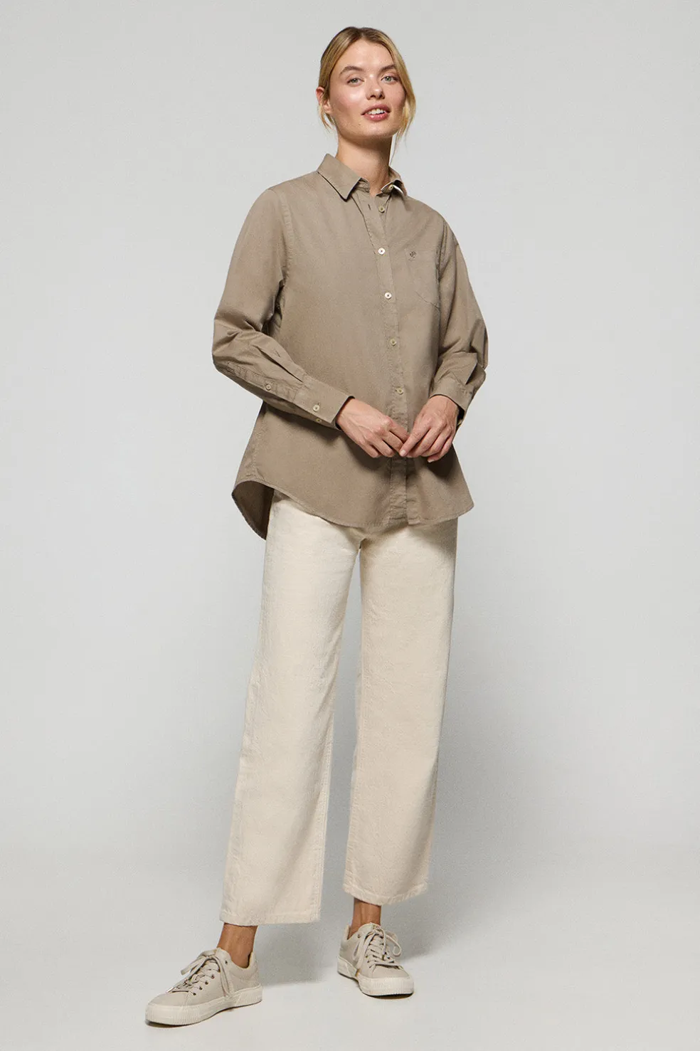 Camisa Simona color camel con monograma bordado PC