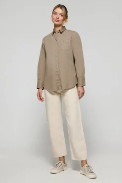 Camisa Simona color camel con monograma bordado PC