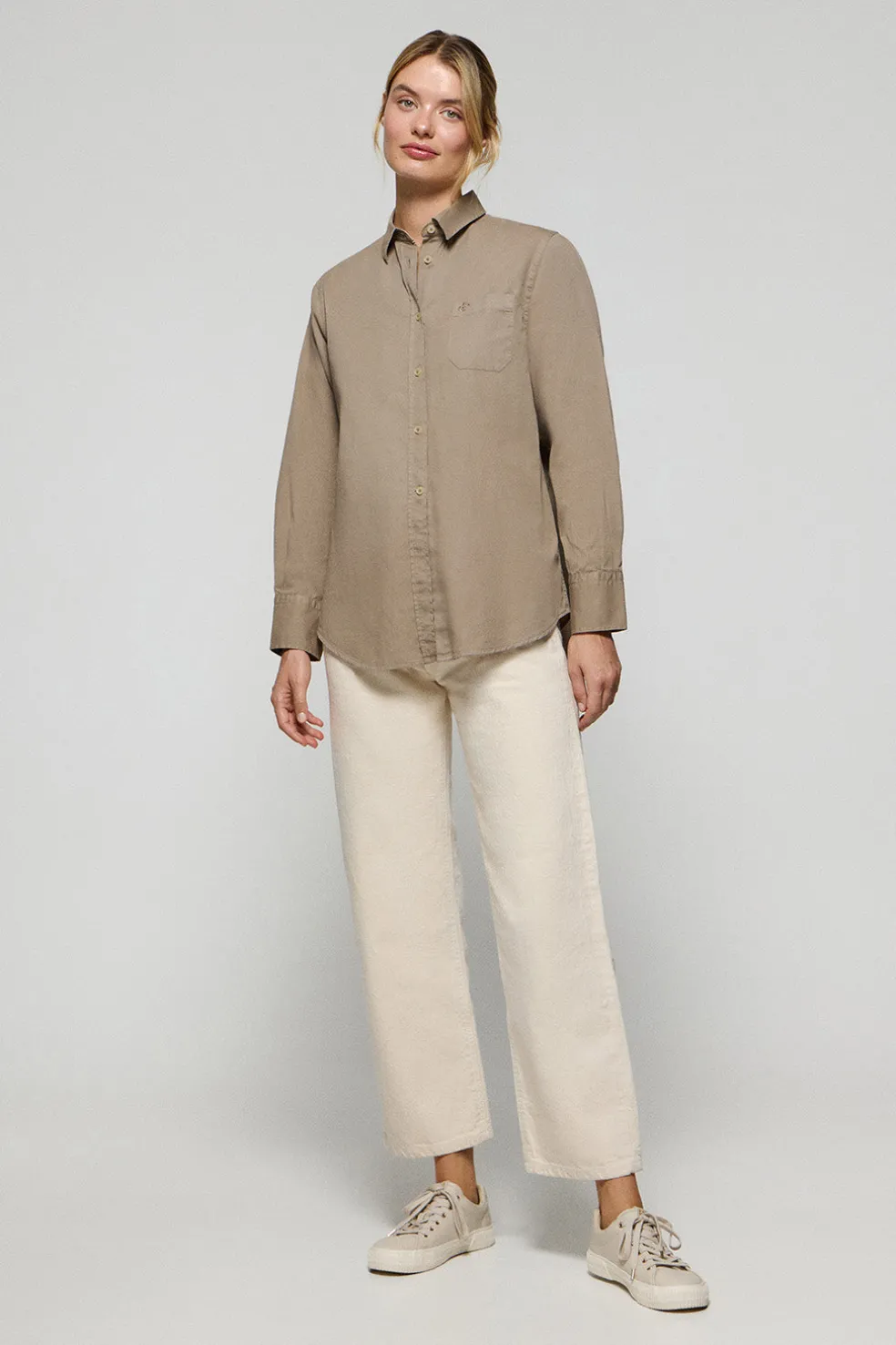 Camisa Simona color camel con monograma bordado PC