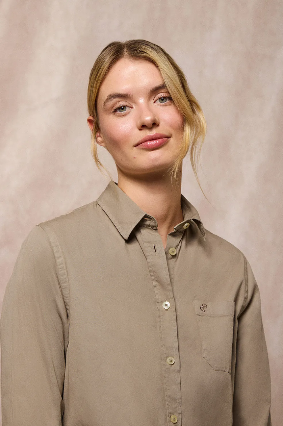 Camisa Simona color camel con monograma bordado PC