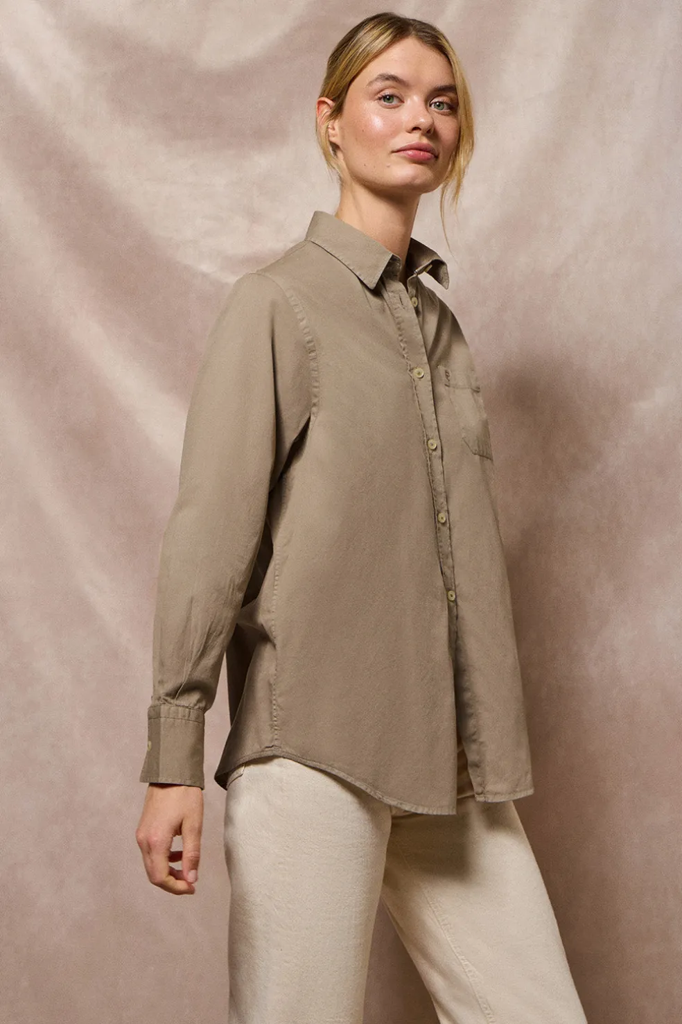 Camisa Simona color camel con monograma bordado PC