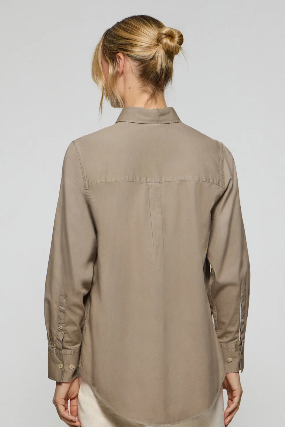 Camisa Simona color camel con monograma bordado PC