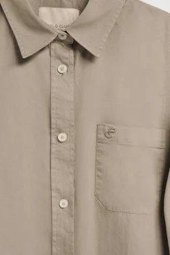 Camisa Simona color camel con monograma bordado PC