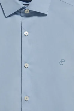 Camisa Slim de popelín azul celeste con monograma bordado
