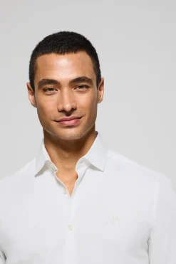 Camisa Slim de popelín blanca con monograma bordado