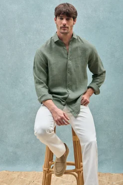 Camisa verde botella de lino garment dye con monograma bordado