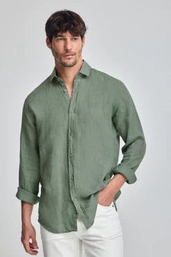 Camisa verde botella de lino garment dye con monograma bordado