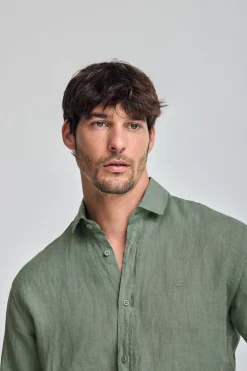 Camisa verde botella de lino garment dye con monograma bordado