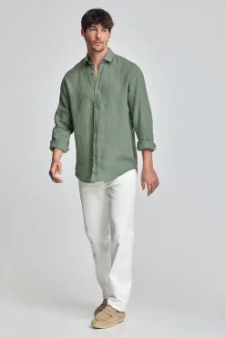 Camisa verde botella de lino garment dye con monograma bordado