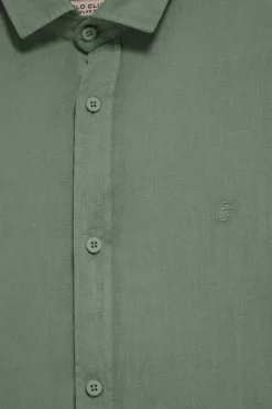 Camisa verde botella de lino garment dye con monograma bordado