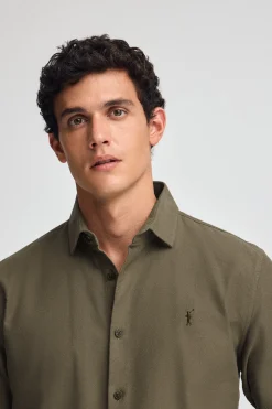 Camisa verde militar de corte slim y cuello italiano con logo Rigby Go