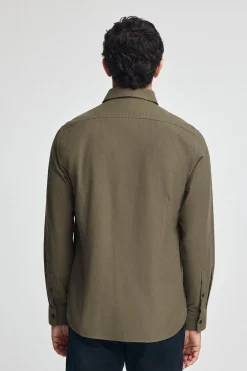 Camisa verde militar de corte slim y cuello italiano con logo Rigby Go