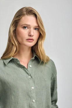 Camisa verde militar garment dye de lino con monograma bordado