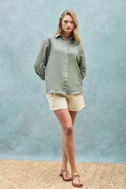 Camisa verde militar garment dye de lino con monograma bordado