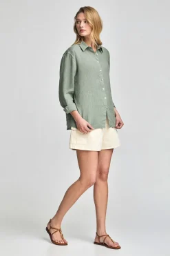 Camisa verde militar garment dye de lino con monograma bordado