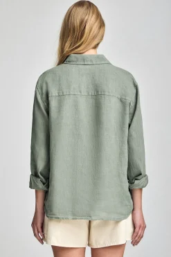 Camisa verde militar garment dye de lino con monograma bordado