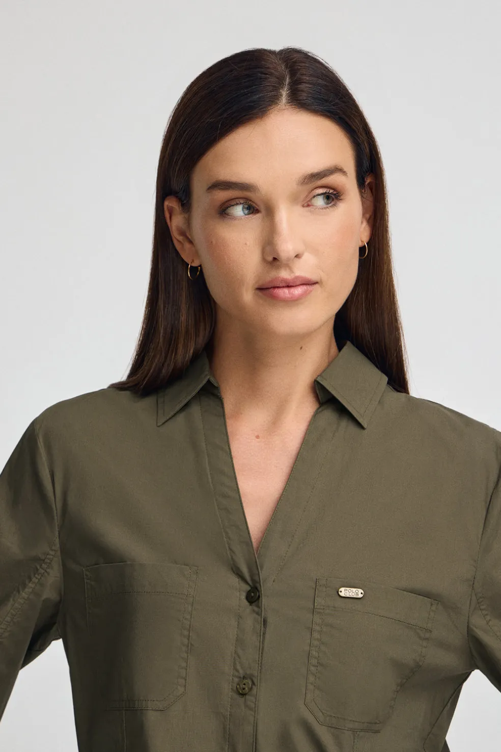 Camisa verde oliva de corte slim y cuello pico