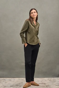 Camisa verde oliva de corte slim y cuello pico