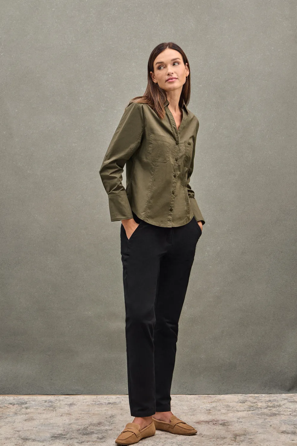 Camisa verde oliva de corte slim y cuello pico
