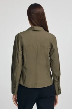 Camisa verde oliva de corte slim y cuello pico