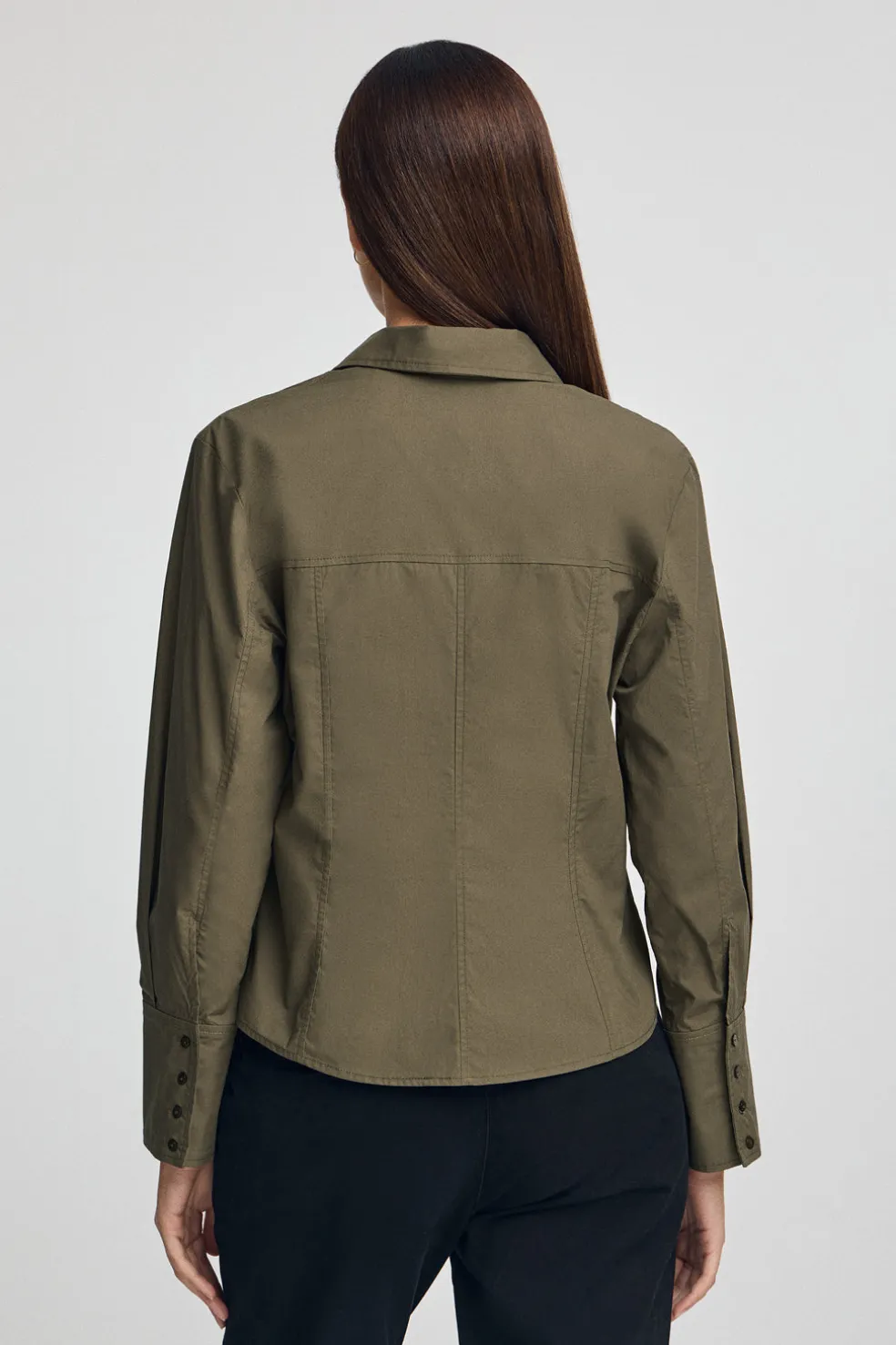 Camisa verde oliva de corte slim y cuello pico