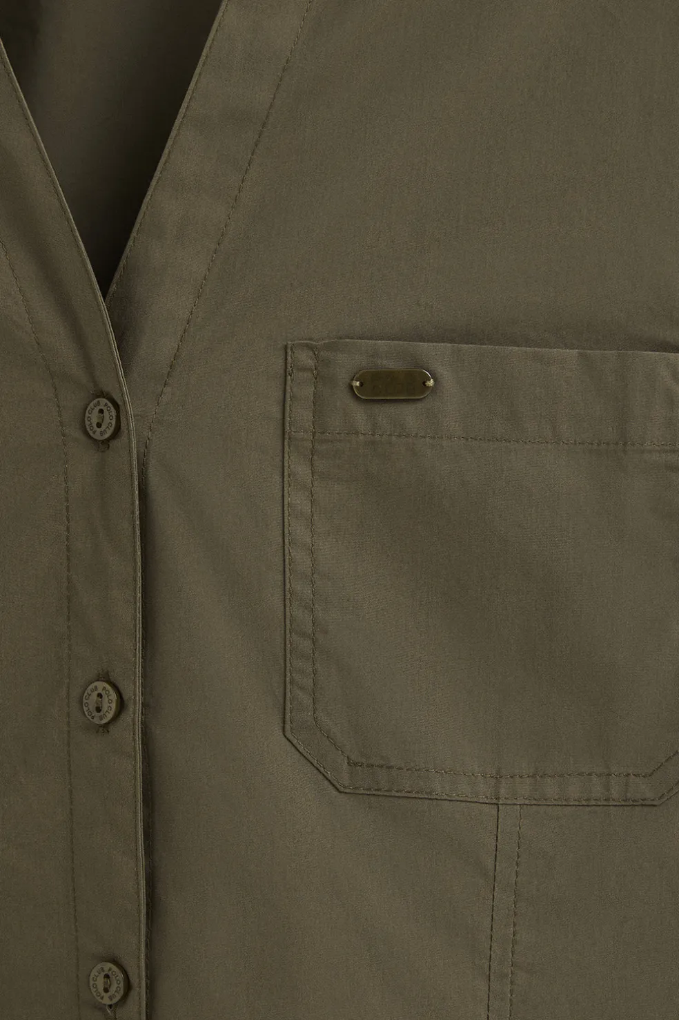 Camisa verde oliva de corte slim y cuello pico