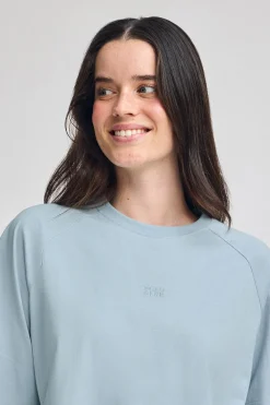 Camiseta azul claro Danae con logo bordado