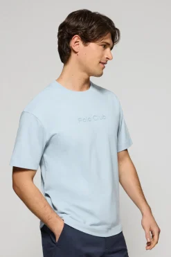 Camiseta azul claro de manga corta y cuello redondo con logotipo Polo Club