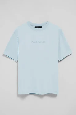 Camiseta azul claro de manga corta y cuello redondo con logotipo Polo Club