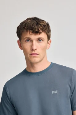Camiseta azul denim básica de cuello redondo con detalle bordado
