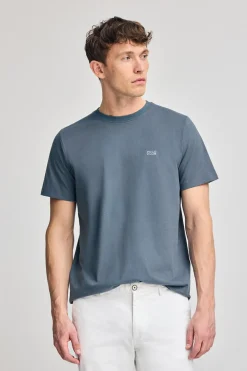 Camiseta azul denim básica de cuello redondo con detalle bordado