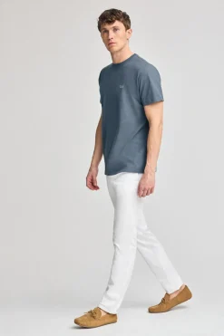 Camiseta azul denim básica de cuello redondo con detalle bordado