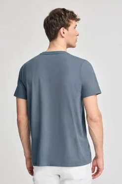 Camiseta azul denim básica de cuello redondo con detalle bordado