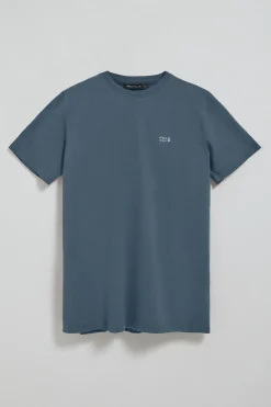 Camiseta azul denim básica de cuello redondo con detalle bordado