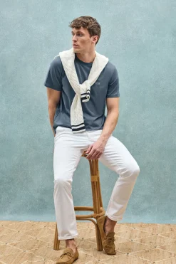 Camiseta azul denim básica de cuello redondo con detalle bordado