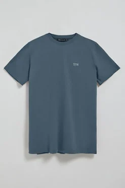 Camiseta azul denim básica de cuello redondo con detalle bordado