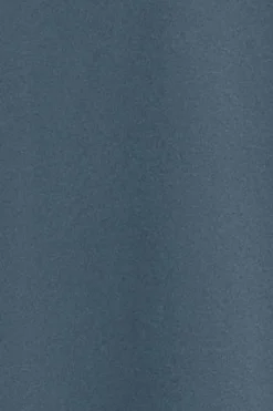 Camiseta azul denim básica de cuello redondo con detalle bordado