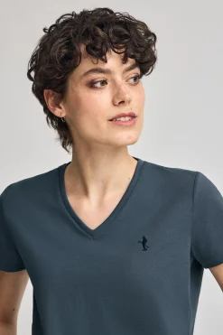 Camiseta azul denim de escote en pico y bordado Rigby Best