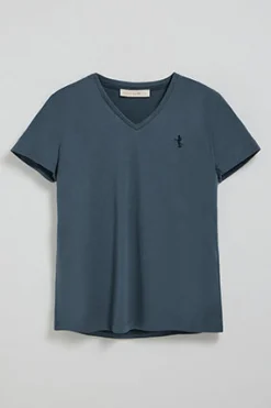 Camiseta azul denim de escote en pico y bordado Rigby Best