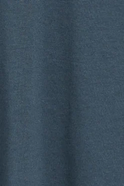 Camiseta azul denim de escote en pico y bordado Rigby Best