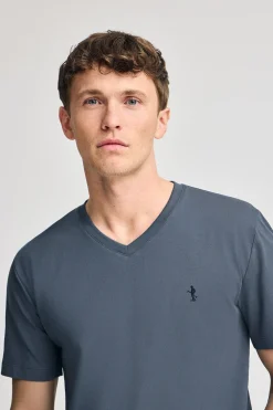 Camiseta azul denim de manga corta y cuello de pico con bordado Rigby Best