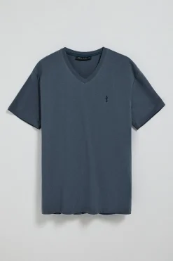 Camiseta azul denim de manga corta y cuello de pico con bordado Rigby Best