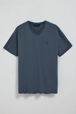 Camiseta azul denim de manga corta y cuello de pico con bordado Rigby Best