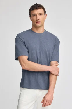 Camiseta azul denim en lino y algodón de cuello redondo y monograma bordado