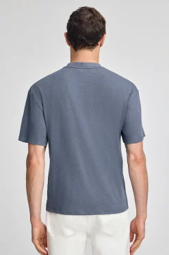 Camiseta azul denim en lino y algodón de cuello redondo y monograma bordado